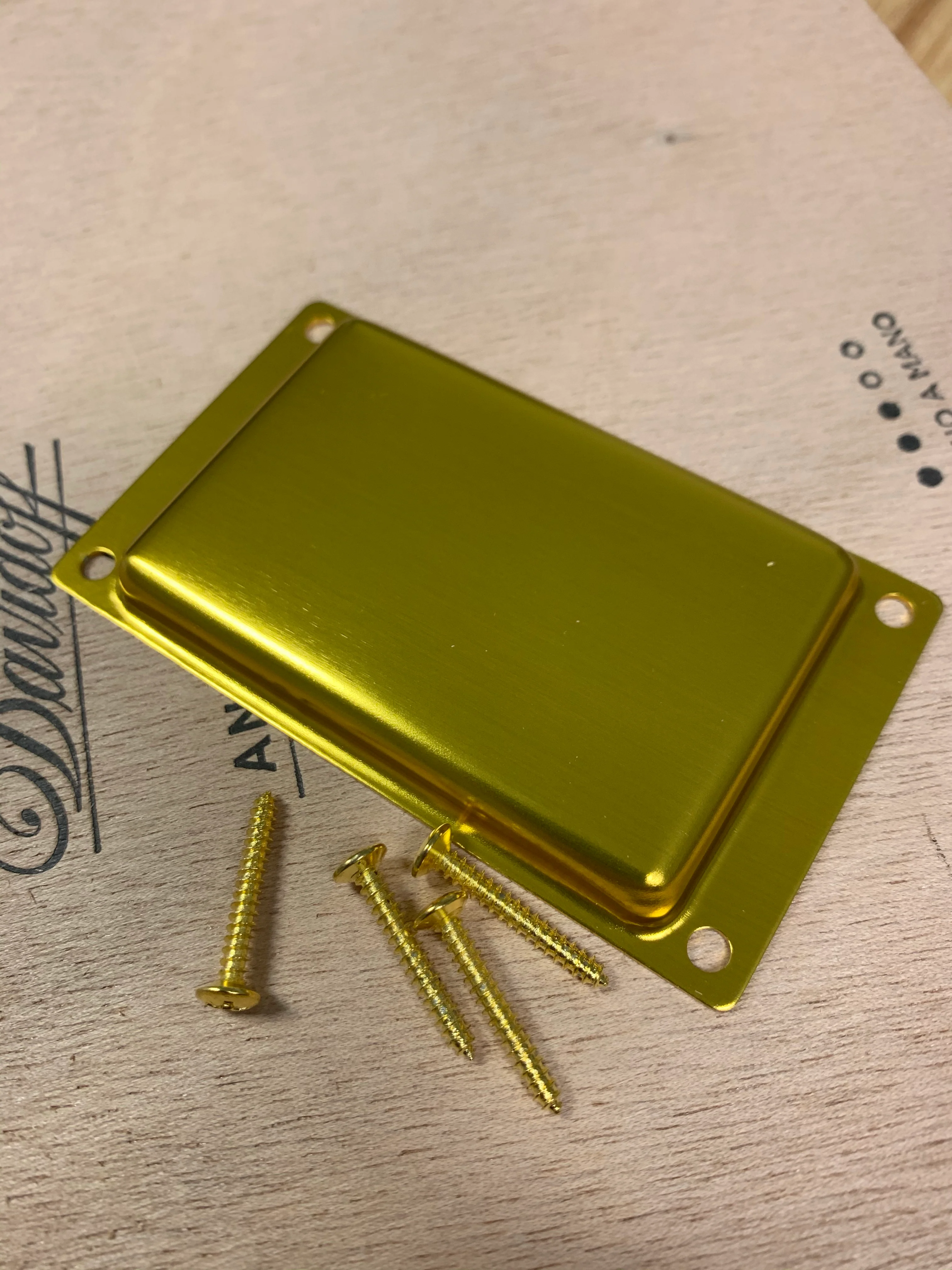 Box Bucker Stamped Cover Gold | 6 String