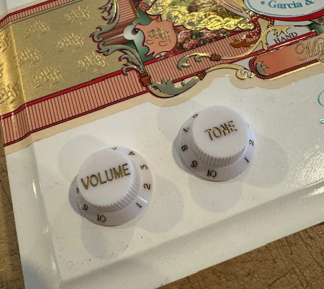 White Knob Volume or Tone
