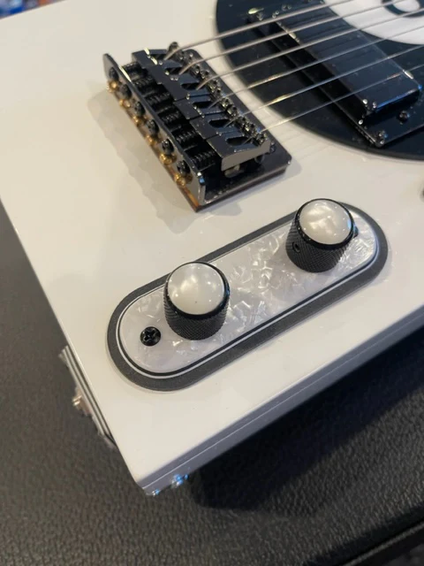 White Pearl over Black knob